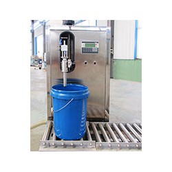 液壓油灌裝設(shè)備 搶手的油類灌裝機(jī)推*