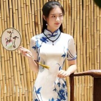 一手蒲扇，一色青衣，做一個青花瓷般的旗袍美人！